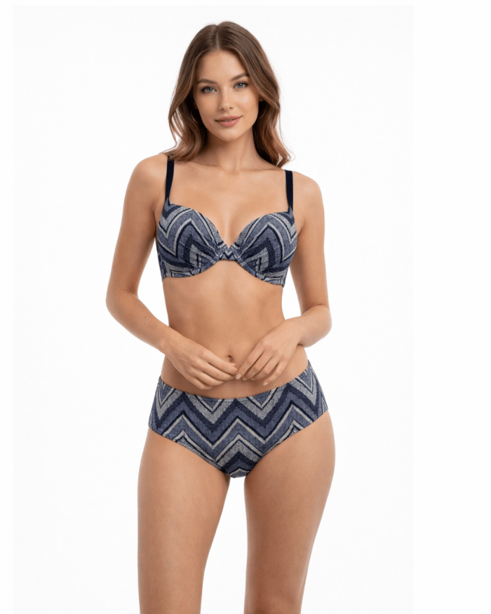 Ženske kopalke Sardinija Modra na modelu z modrim geometrijskim vzorcem