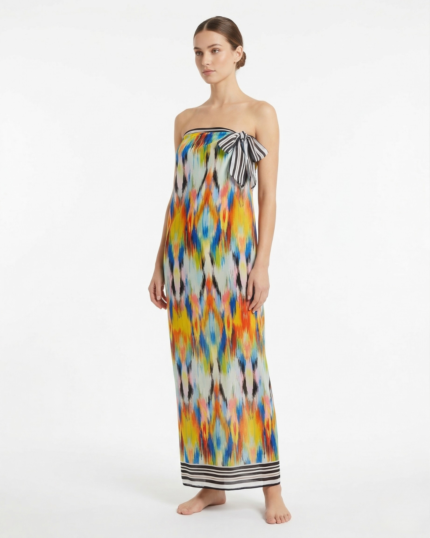 pareo raznobarvni na modelki barvit pareo za kombiniranje s kopalkami